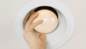how to remove light bulb from recessed socket